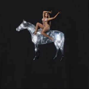 Beyonce Renaissance Box Pose 3